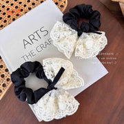 Scrunchies đen nơ ren trắng