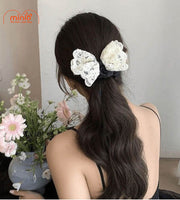Scrunchies đen nơ ren trắng