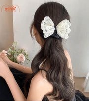 Scrunchies đen nơ ren trắng