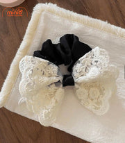 Scrunchies đen nơ ren trắng