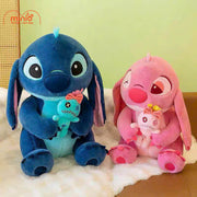 Stitch xanh ôm thỏ