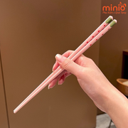 Đũa sứ dâu tây