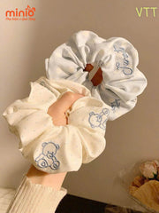Scrunchies tone xanh trắng thêu gấu