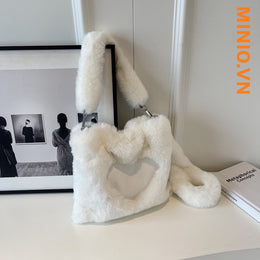 Túi đeo lông trái tim mềm mịn