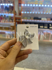 Cài áo hoa trà trắng nhuỵ ngọc