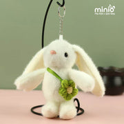 Móc khoá thỏ tai dài đeo hoa len