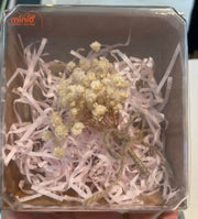 Hộp quà mica vuông kraft kèm hoa, giấy rơm