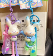 Móc khóa thỏ kéo chân