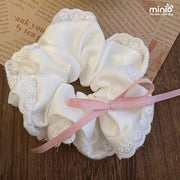 Scrunchies lụa phi bóng trắng nơ hồng