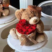 Gấu Teddy đội mũ nồi ôm hoa