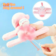 Capybara ôm tay quẫy đuôi