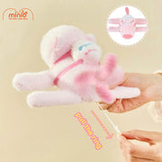 Capybara ôm tay quẫy đuôi