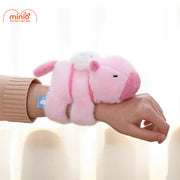 Capybara ôm tay quẫy đuôi