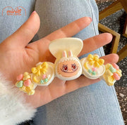 Kẹp càng cua charm Labubu