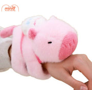 Capybara ôm tay hồng