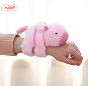 Capybara ôm tay hồng