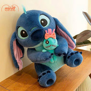Stitch xanh ôm thỏ