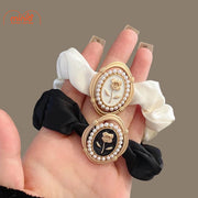 Cột tóc nhún hoa hồng