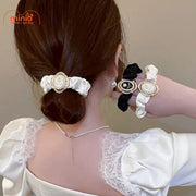 Cột tóc nhún hoa hồng