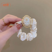 Cột tóc nhún hoa hồng