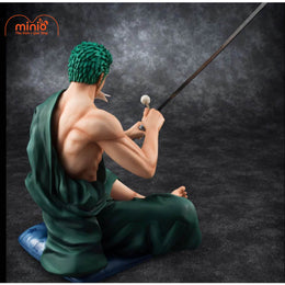 Zoro POP ngồi lau kiếm