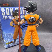 Son Goku cầm gậy