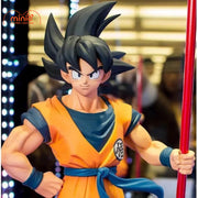 Son Goku cầm gậy