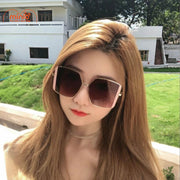 Kính mát gọng vuông pha màu