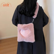 Túi đeo lông trái tim mềm mịn