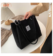 Túi tote nhung tăm chiếc lá móc kim loại