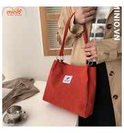 Túi tote nhung tăm chiếc lá móc kim loại