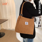 Túi tote nhung tăm chiếc lá móc kim loại