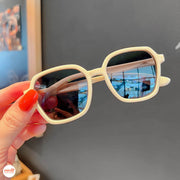 Kính trẻ em mắt vuông