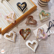 Kẹp càng cua tim màu loang