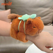 Capybara ôm tay nhạc đèn