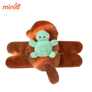 Capybara ôm tay nhạc đèn