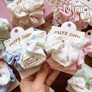 Set 2 scrunchies trơn + hoạ tiết tag vuông